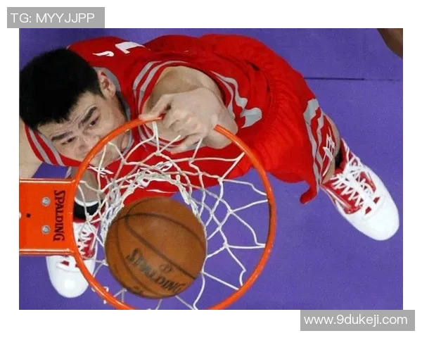 姚明分享快乐时刻的精彩瞬间，展现篮球巨星的阳光笑容与生活乐趣